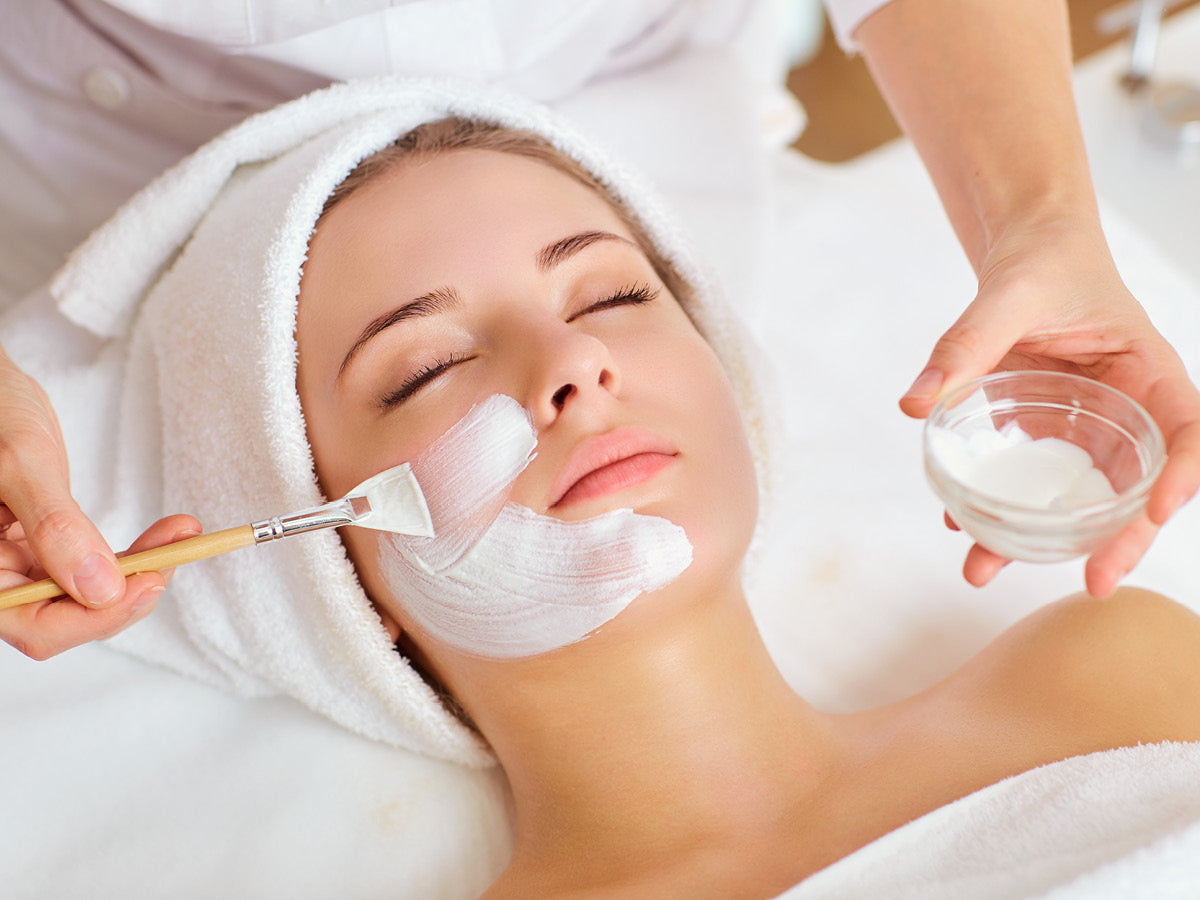 Image of Klassische Gesichtsbehandlung, Hautanalyse, Reinigung, Peeling, ausreinigen, Packung mit LED