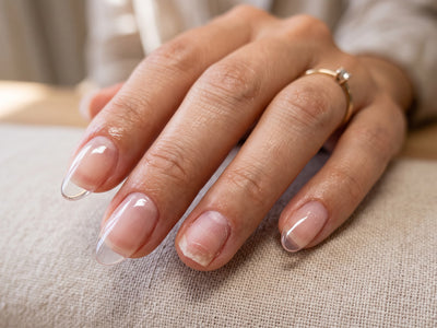 Nagelreperatur - 1 Nagel beim Auffüllen